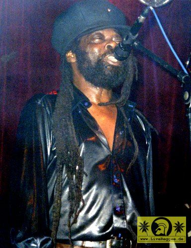 Desmond Dekker (Jam) with Delroy Williams (Jam) Kassablanca, Jena 2002 (5).jpg